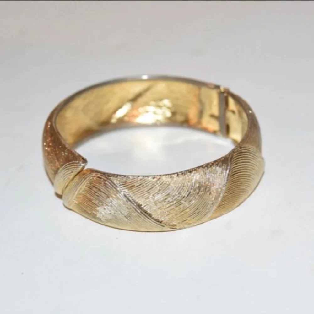 Vintage Monet hinged Bangle Bracelet Gold Tone 6.75” - Picture 7 of 9